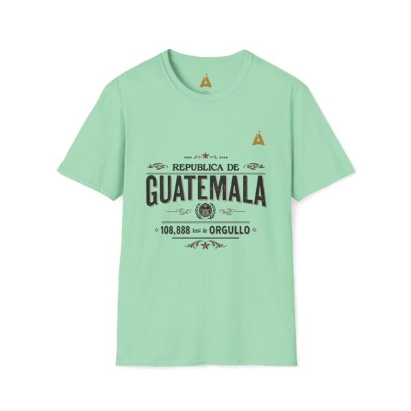 Celebra tu herencia guatemalteca con esta camiseta unisex con orgullo, perfecta para pasear.