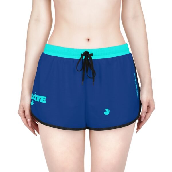 Shorts elegantes y relajados para mujer con diseño de GUATE, perfectos para días de verano.