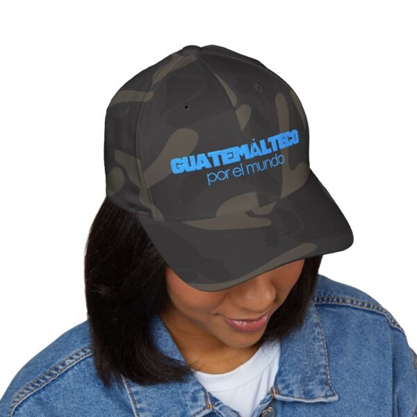 Elegante gorra bordada cerrada para cualquier ocasión. Perfecta como gorra deportiva.