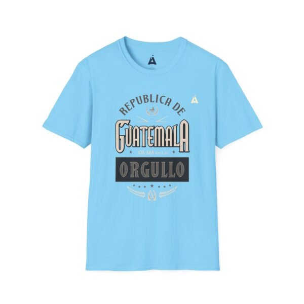 Celebra tu herencia guatemalteca con esta camiseta unisex con orgullo, perfecta para pasear.