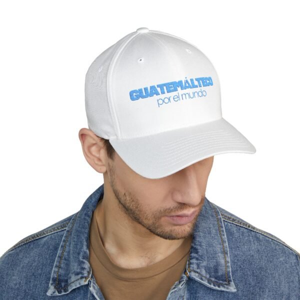 Elegante gorra bordada cerrada para cualquier ocasión. Perfecta como gorra deportiva.
