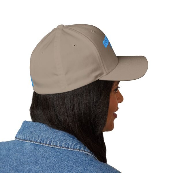Elegante gorra bordada cerrada para cualquier ocasión. Perfecta como gorra deportiva.