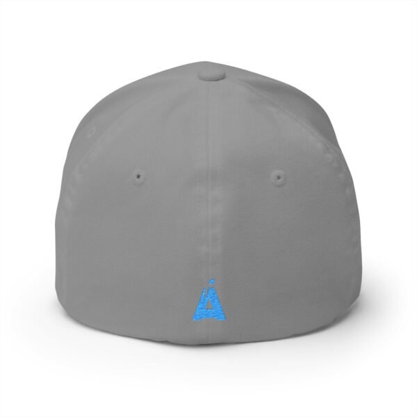 Elegante gorra bordada cerrada para cualquier ocasión.