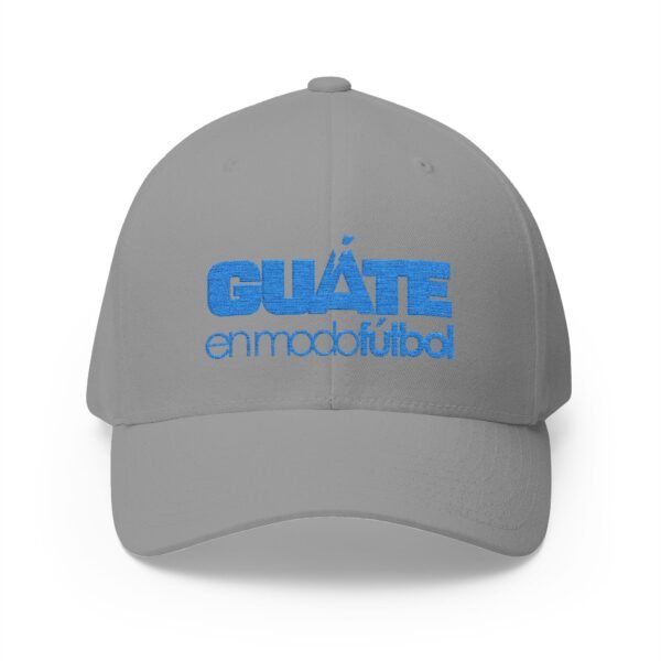 Elegante gorra bordada cerrada para cualquier ocasión.