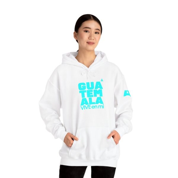 Mantente abrigado y con estilo con esta sudadera unisex Guatemala VIVE en Mí. Perfecta para mostrar tus raíces.