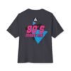 Camiseta holgada inspirada en los 80s, perfecta para salidas informales, con un aire divertido y nostálgico.