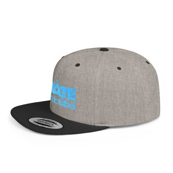 Esta gorra plana es elegante y ajustable, perfecta para el día a día.