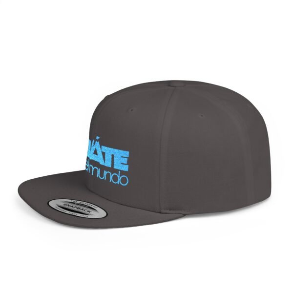 Esta gorra plana es elegante y ajustable, perfecta para el día a día.