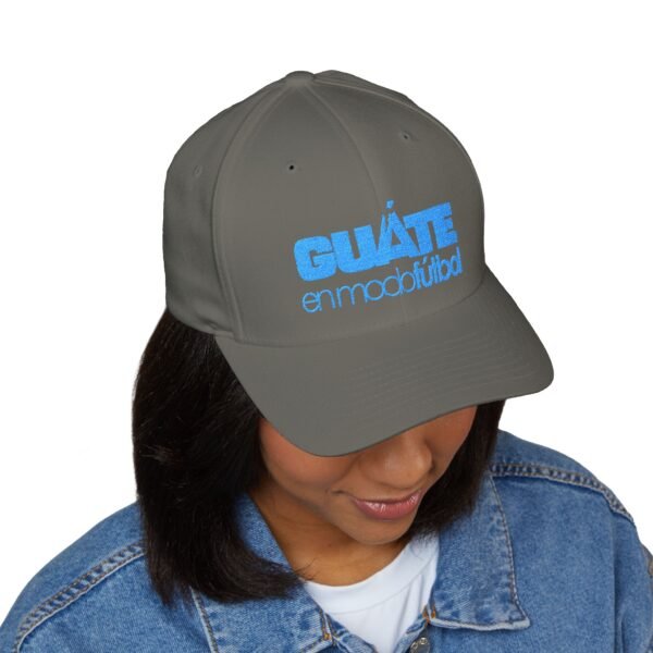 Elegante gorra bordada cerrada para cualquier ocasión.