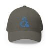 Elegante gorra cerrada con estructura, ofrece un aire deportivo y aventurero.