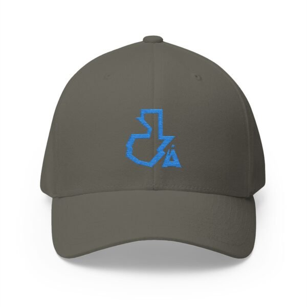Elegante gorra cerrada con estructura, ofrece un aire deportivo y aventurero.