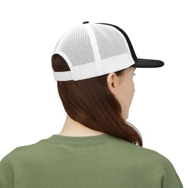 Elegante gorra de Camionero, bordada, perfecta para uso casual, una opción moderna y cómoda.