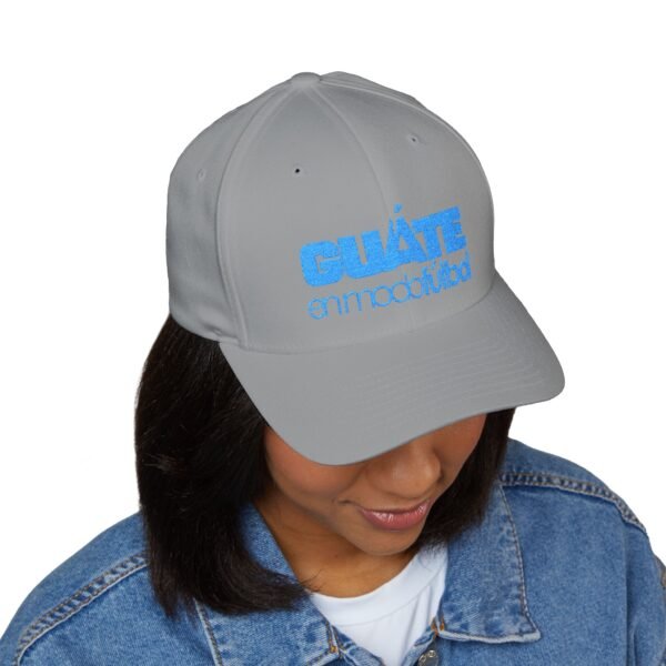 Elegante gorra bordada cerrada para cualquier ocasión.