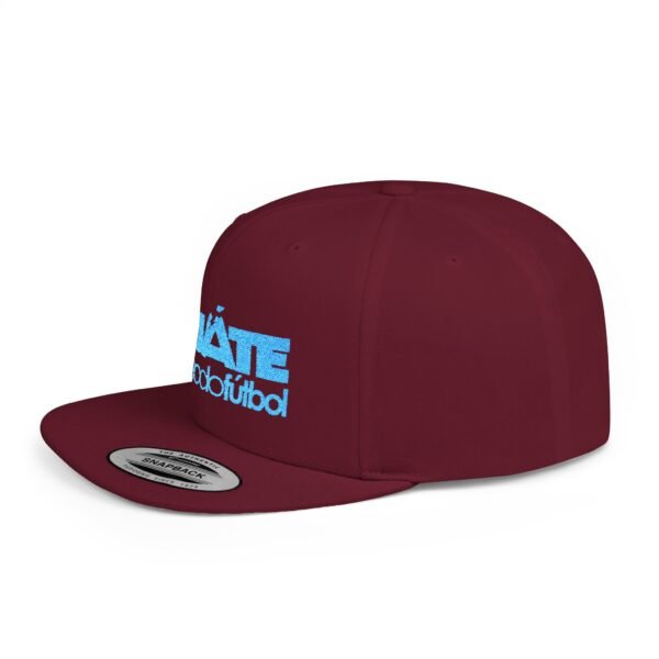 Esta gorra plana es elegante y ajustable, perfecta para el día a día.