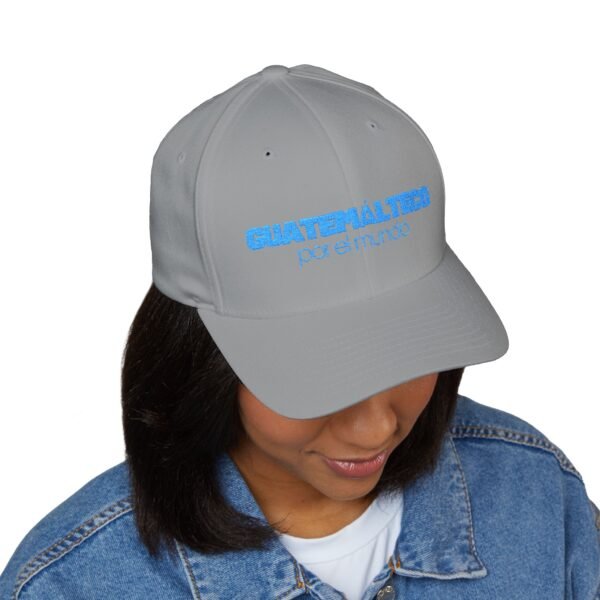 Elegante gorra bordada cerrada para cualquier ocasión. Perfecta como gorra deportiva.