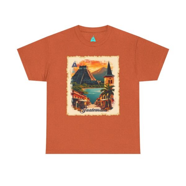 Celebra tu herencia guatemalteca con esta camiseta unisex con orgullo, perfecta para pasear.