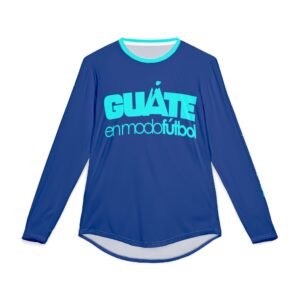 Camisa de manga larga con protección UV para hombre, perfecta para actividades al aire libre como el fútbol.