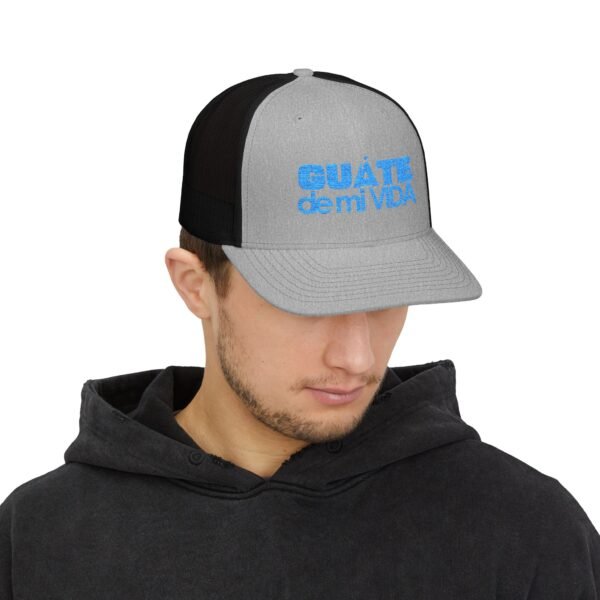 Elegante gorra de Camionero, bordada, perfecta para uso casual, una opción moderna y cómoda.