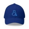 Elegante gorra cerrada con estructura, ofrece un aire deportivo y aventurero.