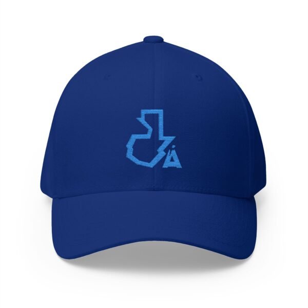 Elegante gorra cerrada con estructura, ofrece un aire deportivo y aventurero.