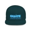 Esta gorra plana es elegante y ajustable, perfecta para el día a día.
