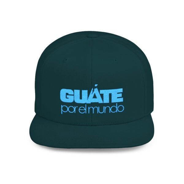 Esta gorra plana es elegante y ajustable, perfecta para el día a día.