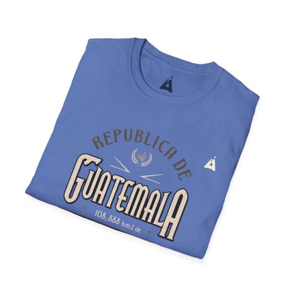 Celebra tu herencia guatemalteca con esta camiseta unisex con orgullo, perfecta para pasear.