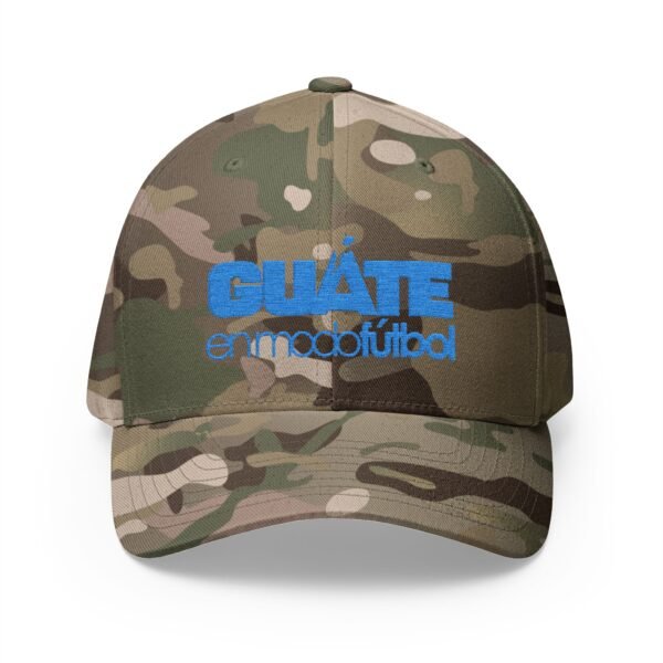 Elegante gorra bordada cerrada para cualquier ocasión.