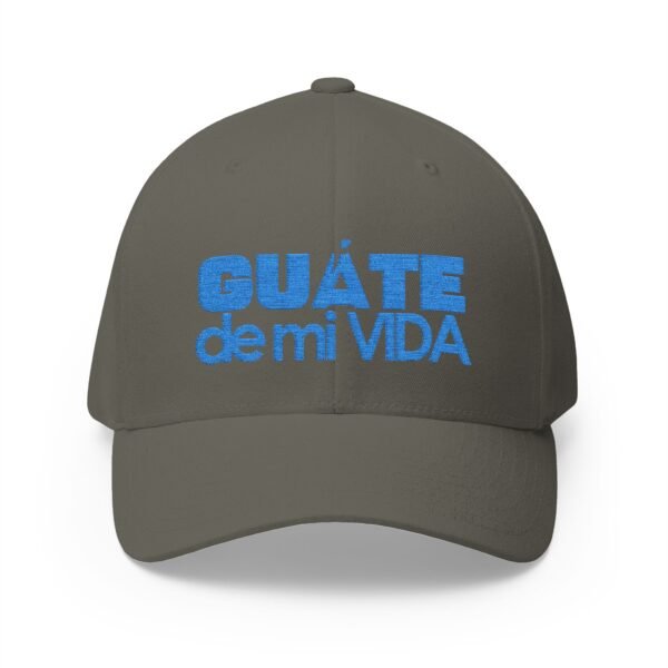 Elegante gorra bordada cerrada para cualquier ocasión. Perfecta como gorra deportiva.