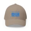 Elegante gorra bordada cerrada para cualquier ocasión.