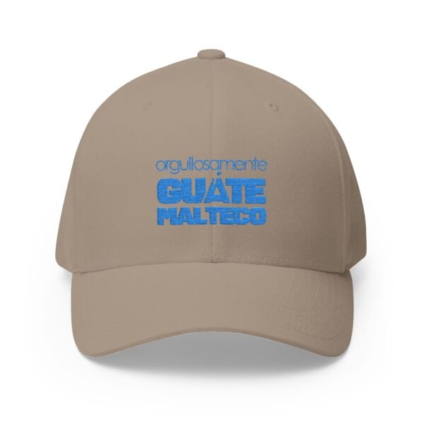 Elegante gorra bordada cerrada para cualquier ocasión.
