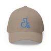Elegante gorra cerrada con estructura, ofrece un aire deportivo y aventurero.