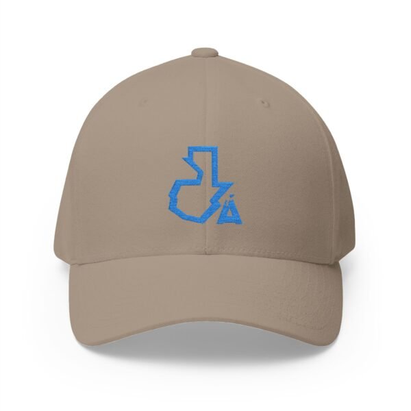 Elegante gorra cerrada con estructura, ofrece un aire deportivo y aventurero.