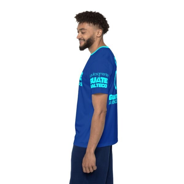 Saca a relucir tu pasión por el deporte con esta camiseta deportiva guatemalteca.