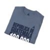 Celebra tu herencia guatemalteca con esta camiseta unisex con orgullo, perfecta para pasear.