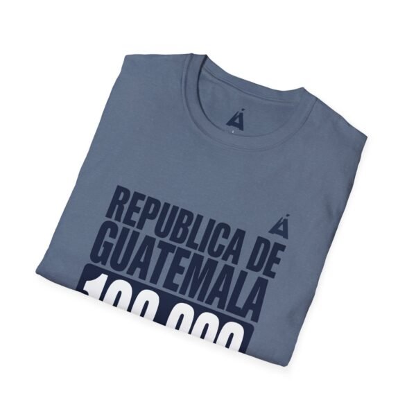 Celebra tu herencia guatemalteca con esta camiseta unisex con orgullo, perfecta para pasear.