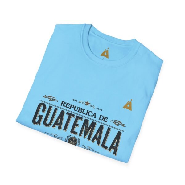 Celebra tu herencia guatemalteca con esta camiseta unisex con orgullo, perfecta para pasear.