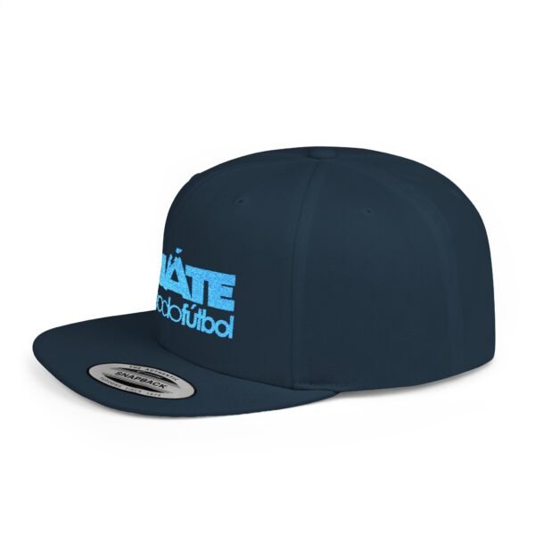 Esta gorra plana es elegante y ajustable, perfecta para el día a día.