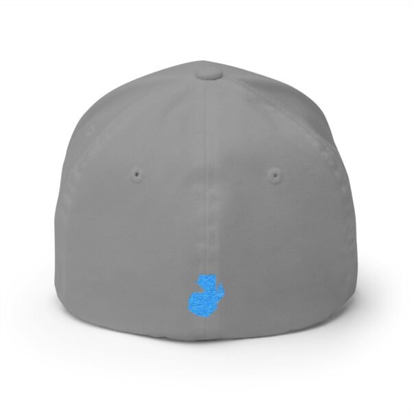 Elegante gorra bordada cerrada para cualquier ocasión.