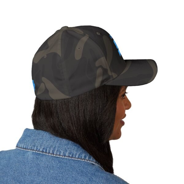 Elegante gorra bordada cerrada para cualquier ocasión.