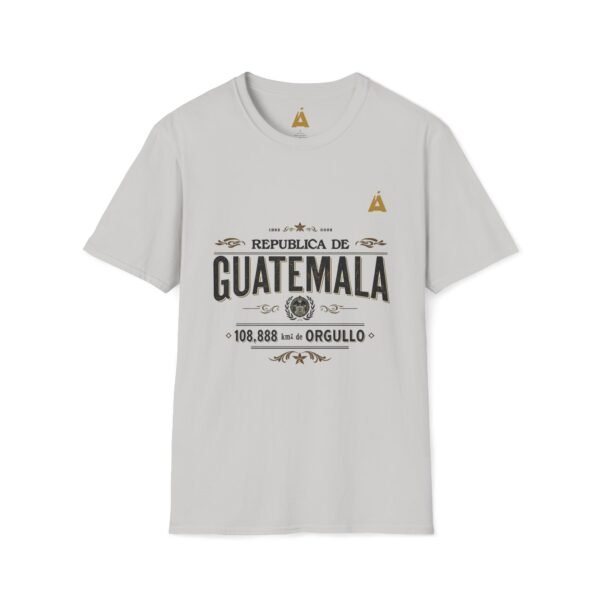 Celebra tu herencia guatemalteca con esta camiseta unisex con orgullo, perfecta para pasear.