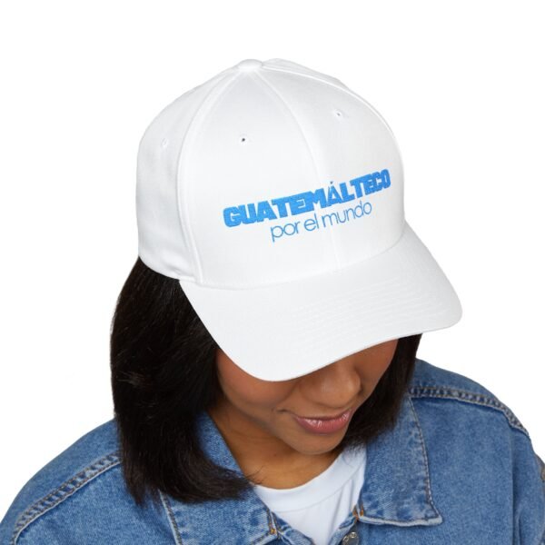 Elegante gorra bordada cerrada para cualquier ocasión. Perfecta como gorra deportiva.