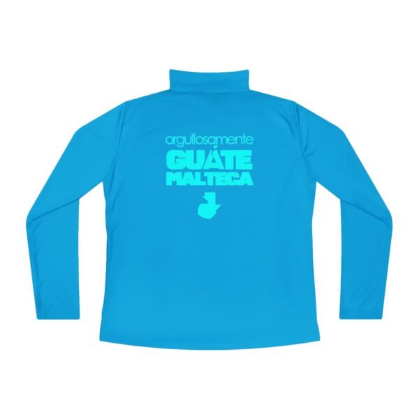 Elegante jersey deportivo para aventuras al aire libre, perfecto para mujeres que buscan estilo y comodidad.