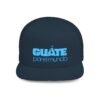Esta gorra plana es elegante y ajustable, perfecta para el día a día.
