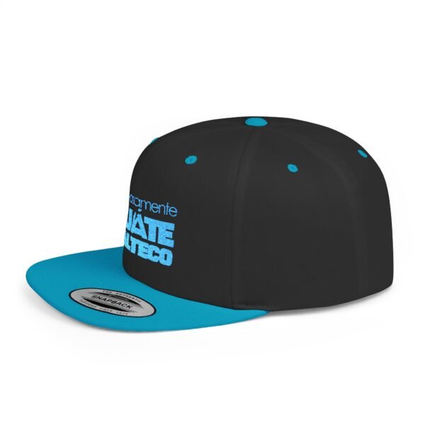 Esta gorra plana es elegante y ajustable, perfecta para el día a día.