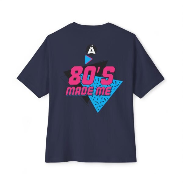 Camiseta holgada inspirada en los 80s, perfecta para salidas informales, con un aire divertido y nostálgico.