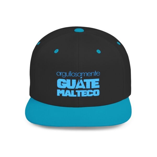 Esta gorra plana es elegante y ajustable, perfecta para el día a día.