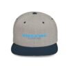 Esta gorra plana es elegante y ajustable, perfecta para el día a día.