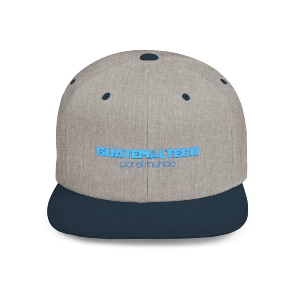 Esta gorra plana es elegante y ajustable, perfecta para el día a día.