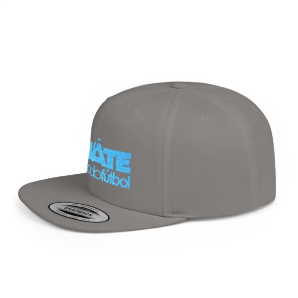 Esta gorra plana es elegante y ajustable, perfecta para el día a día.